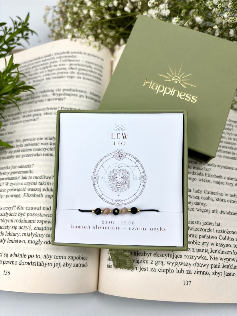 Bransoletka na czarnym sznurku nylonowym z koralikami z kamieni naturalnych: beżowym kamieniem słonecznym i czarnym onyksem. Opakowana w pudełko w kolorze oliwkowym ze złotym logo Happiness.