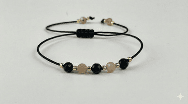 Bransoletka dla lwa na białym tle