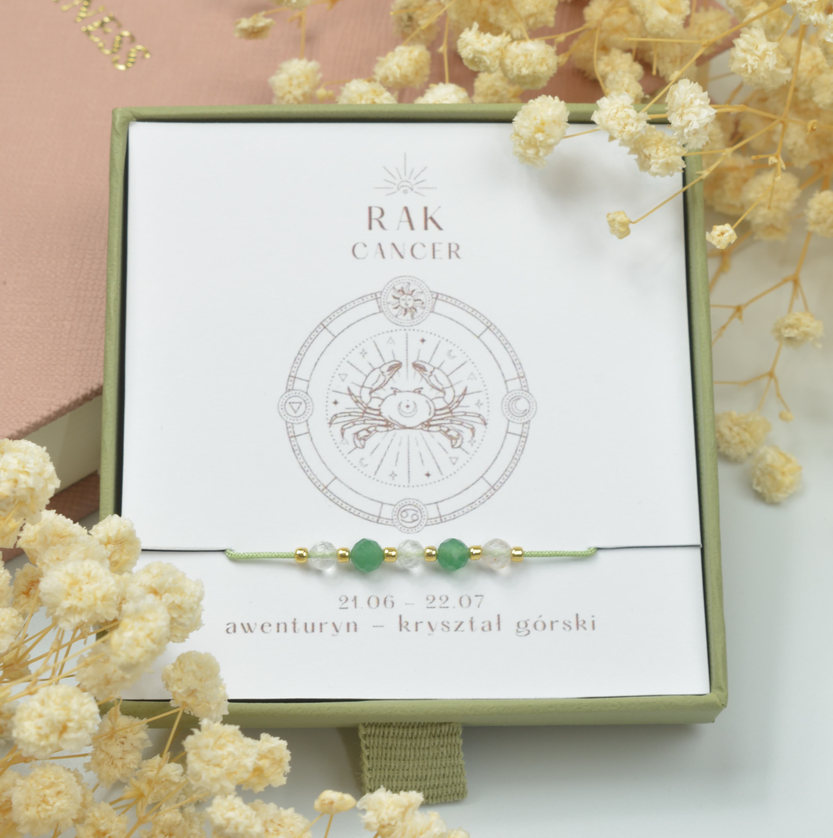 Bransoletka na jasnozielonym sznurku nylonowym z koralikami z kamieni naturalnych: zielonym awenturynem i przezroczystym kryształem górskim. Opakowana w pudełko w kolorze oliwkowym ze złotym logo Happiness.