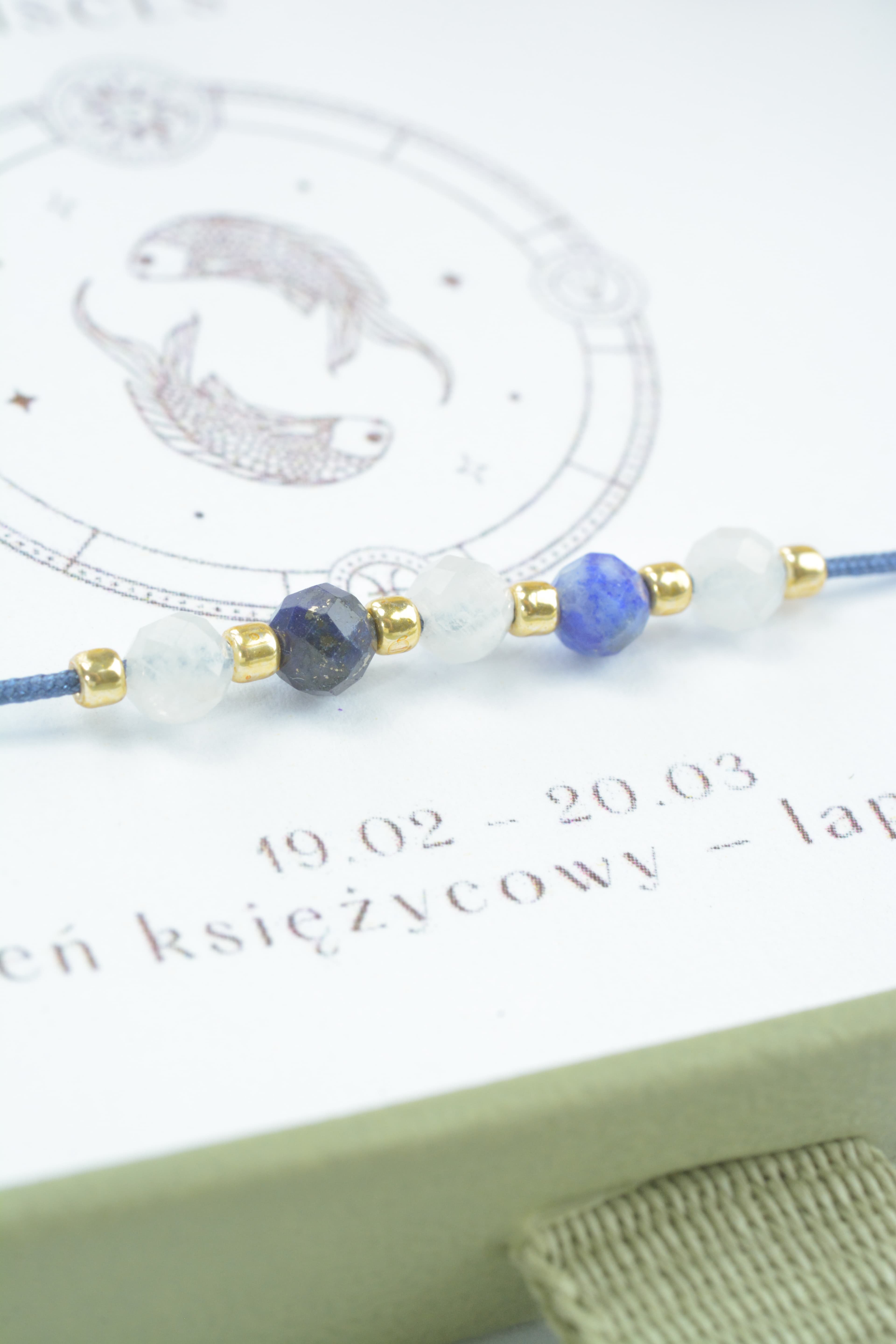 Bransoletka na ciemnoniebieskim sznurku nylonowym z białym kamieniem księżycowym i ciemnoniebieskim lapis lazuli - z bliska