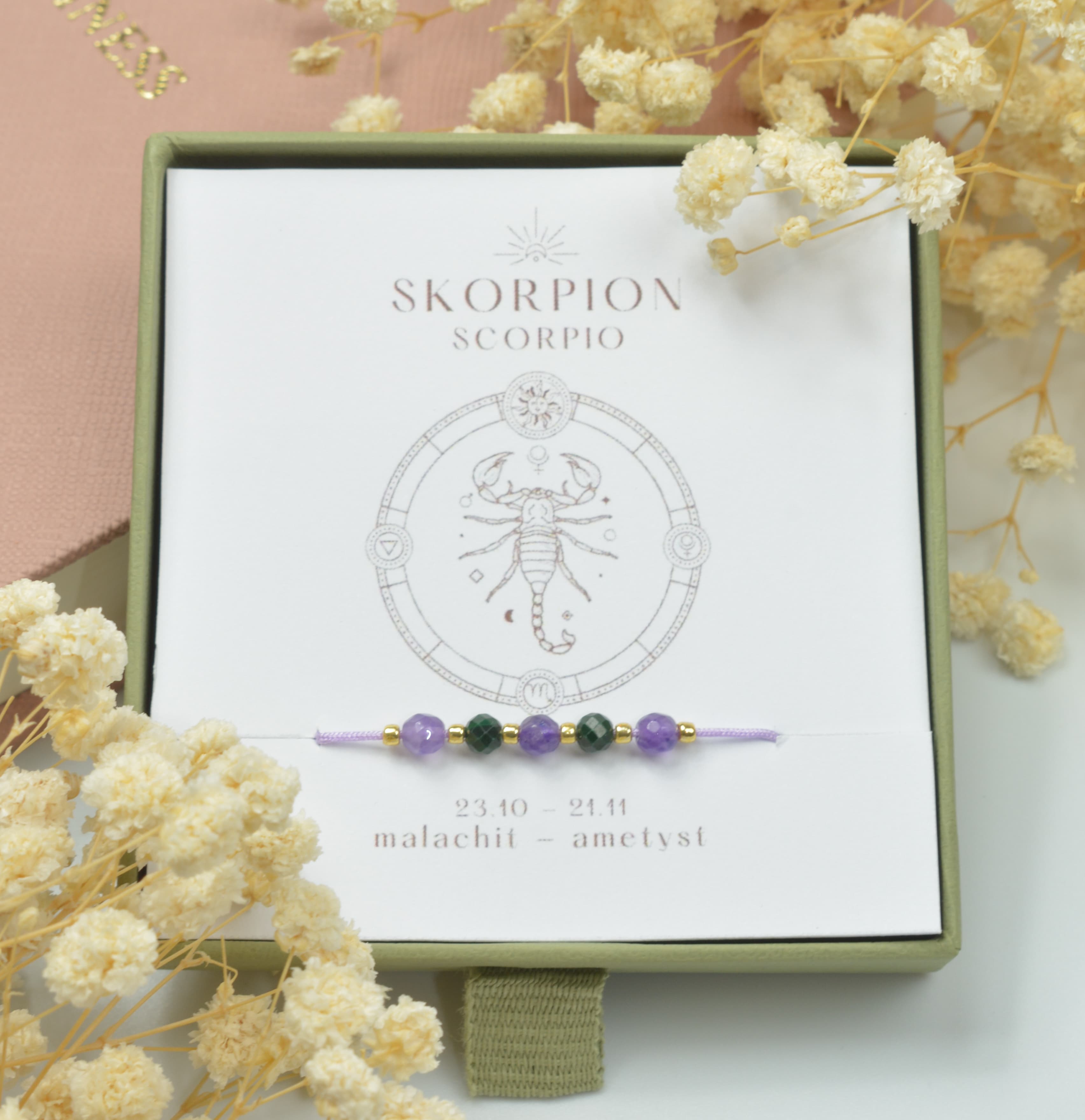 Bransoletka na różowym sznurku nylonowym z koralikami z kamieni naturalnych: szarym agatem i różowym kwarcem. Opakowana w pudełko w kolorze oliwkowym ze złotym logo Happiness.