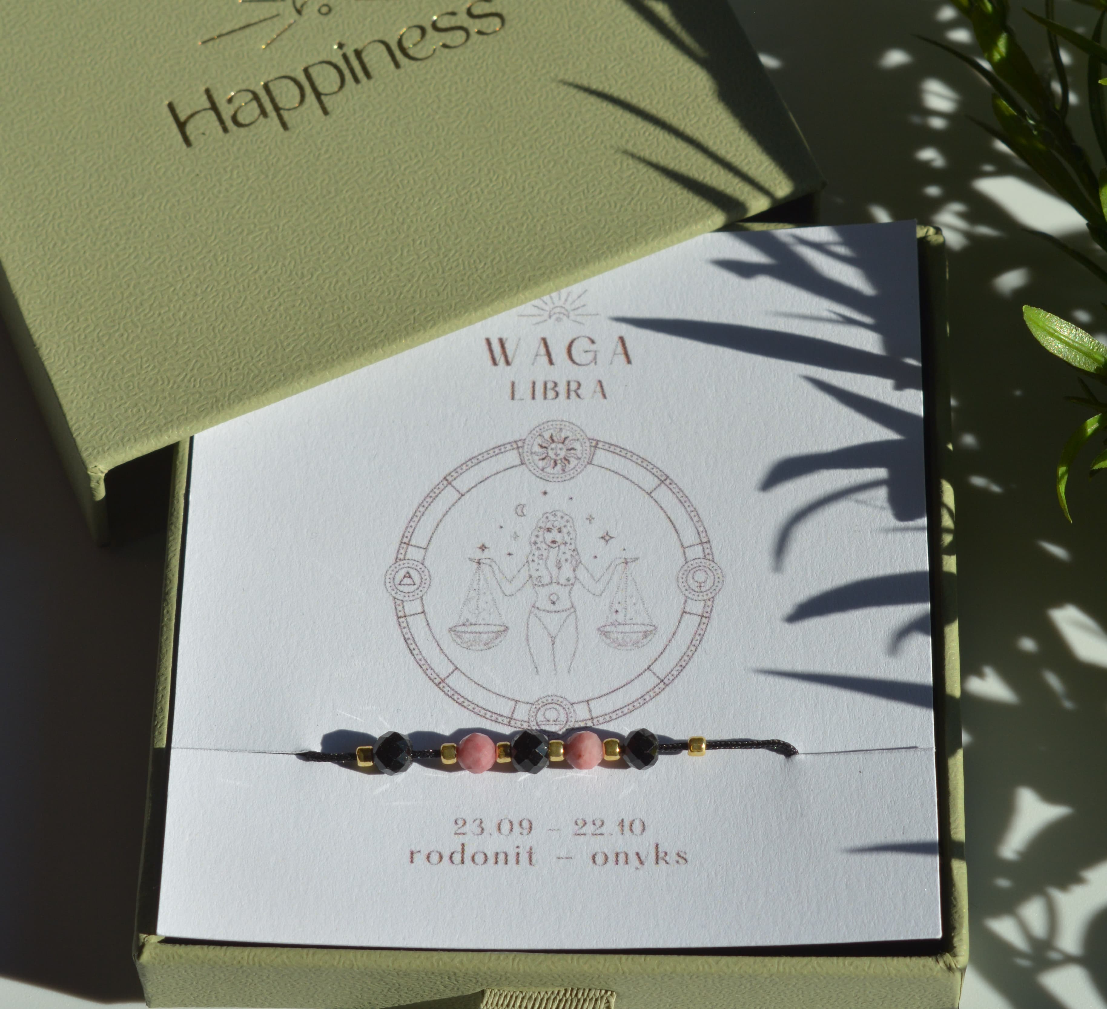 Bransoletka na czarnym sznurku nylonowym z koralikami z kamieni naturalnych: różowym rodonitem i czarnym onyksem. Opakowana w pudełko w kolorze oliwkowym ze złotym logo Happiness.